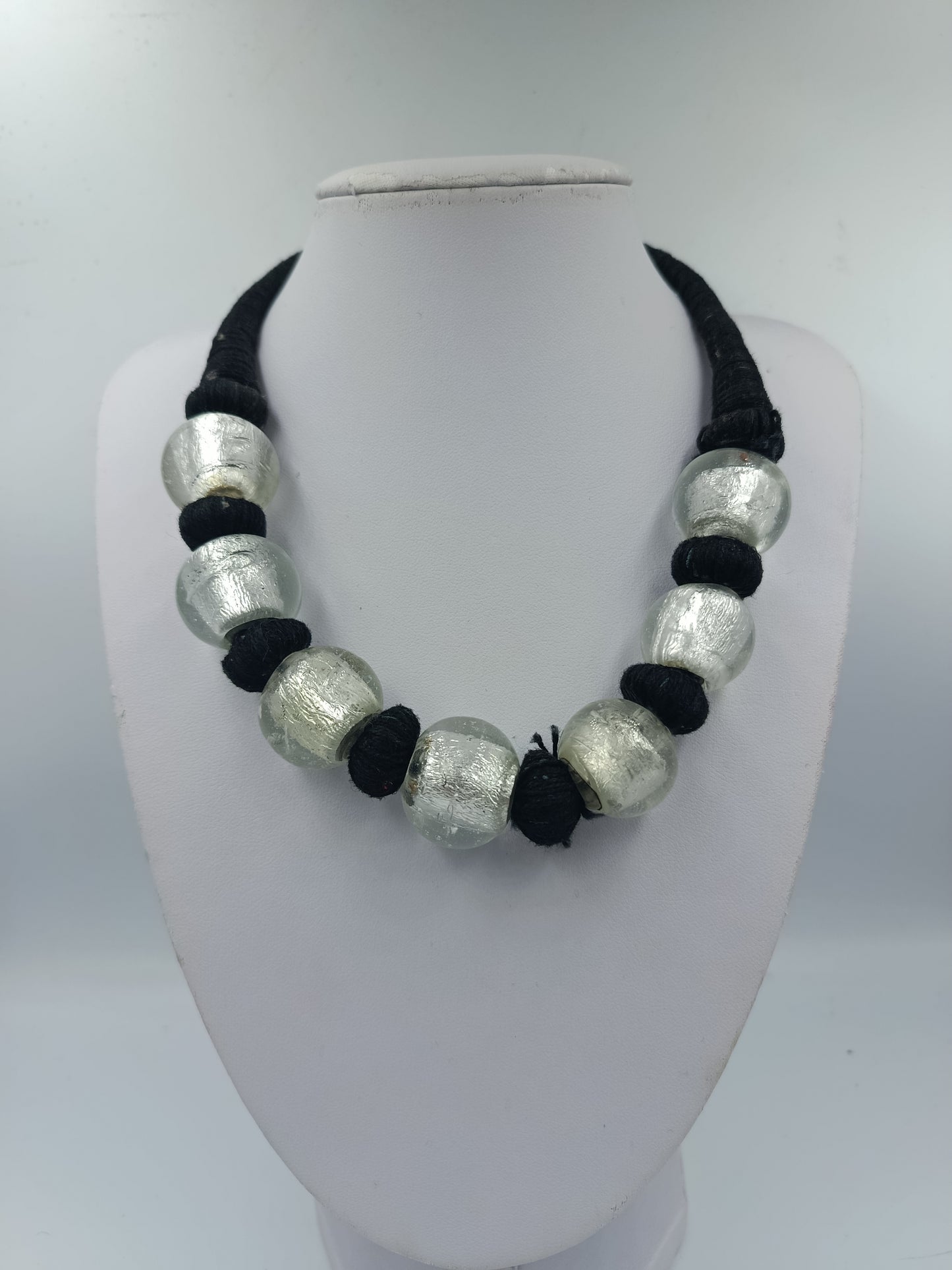 Statementkette Schwarz Silber mit großen Kugelperlen