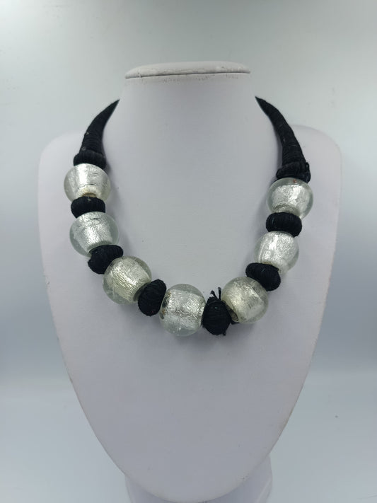 Statementkette Schwarz Silber mit großen Kugelperlen