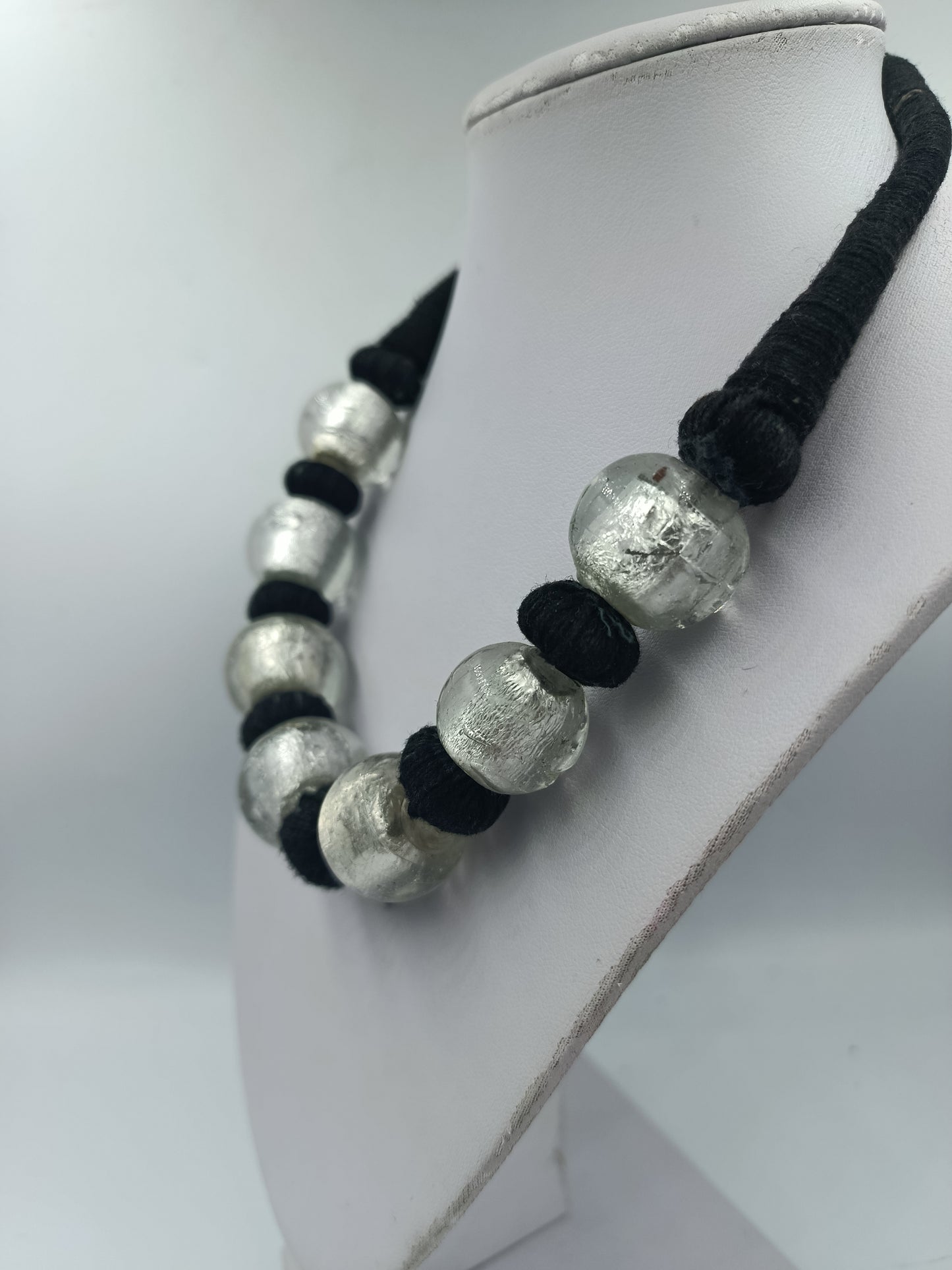 Statementkette Schwarz Silber mit großen Kugelperlen