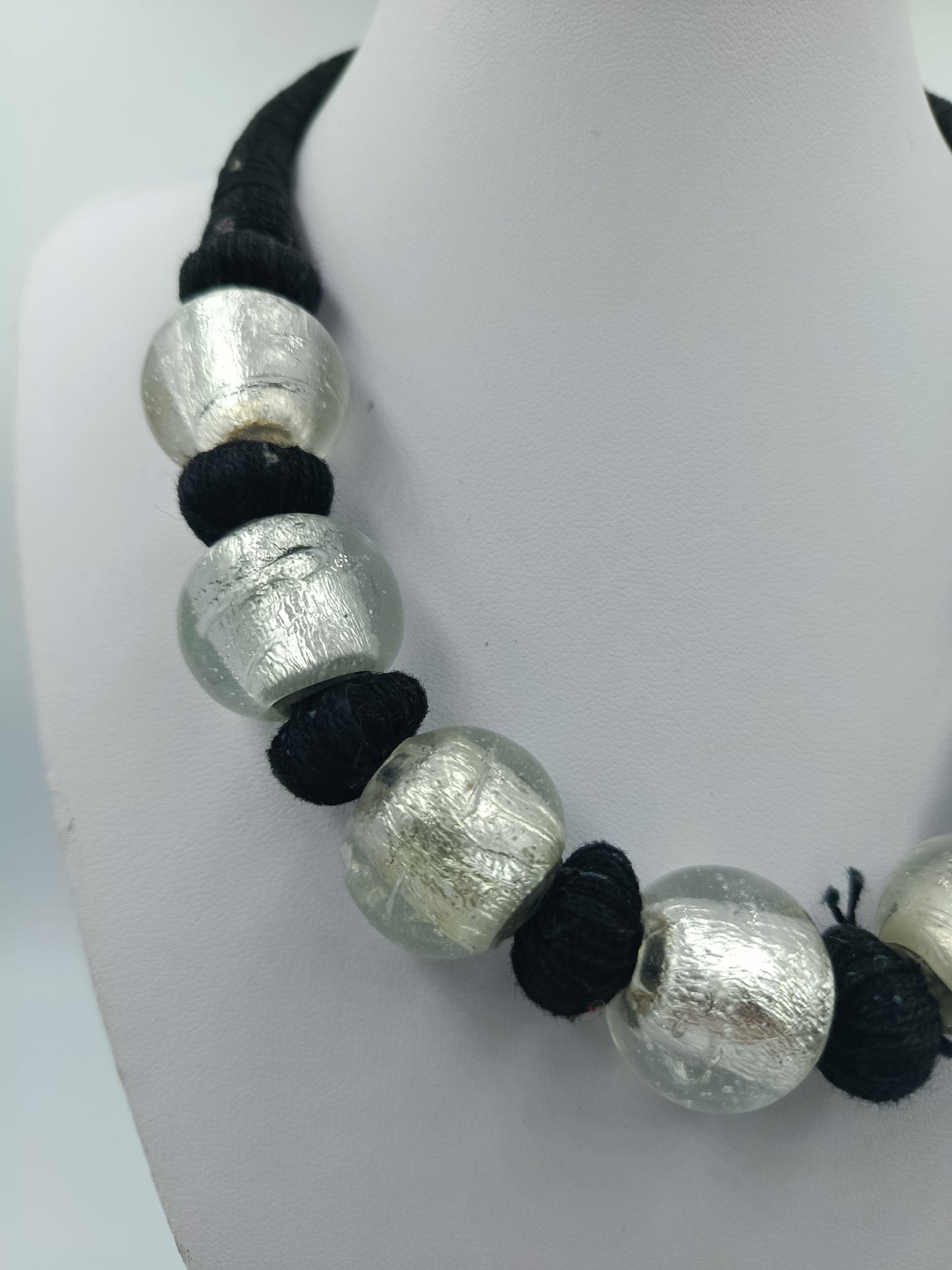 Statementkette Schwarz Silber mit großen Kugelperlen