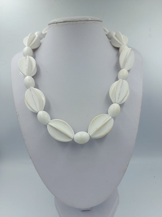 Weiße Vintage Kunststoffkette mit großen Gliedern