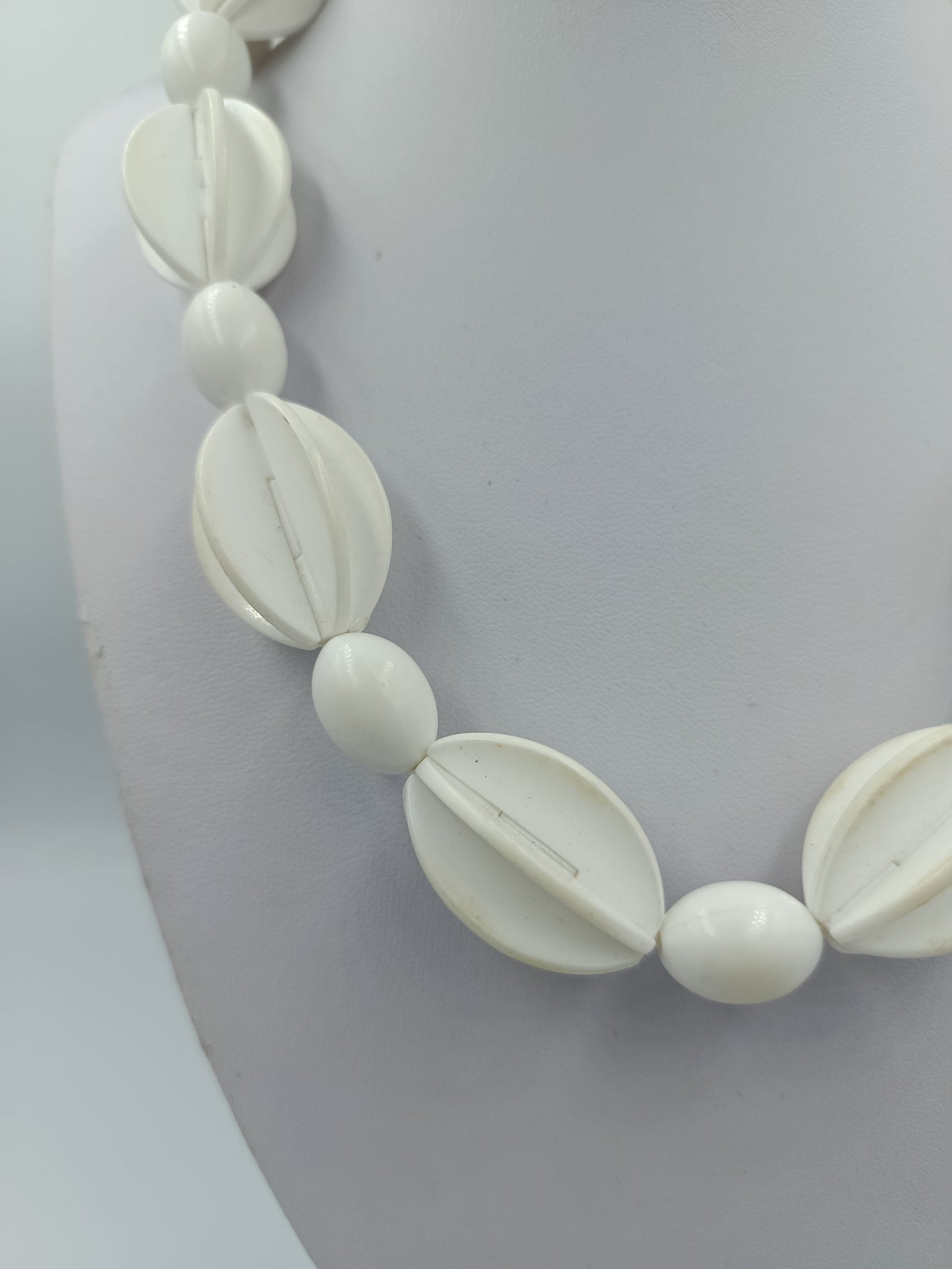 Weiße Vintage Kunststoffkette mit großen Gliedern