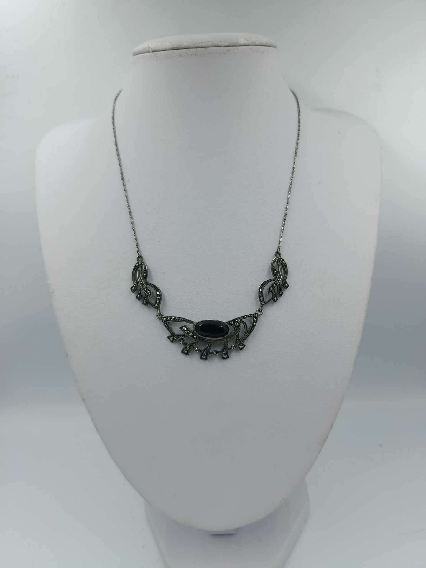 925 Silberkette mit schwarzem Stein und Zierverzierungen