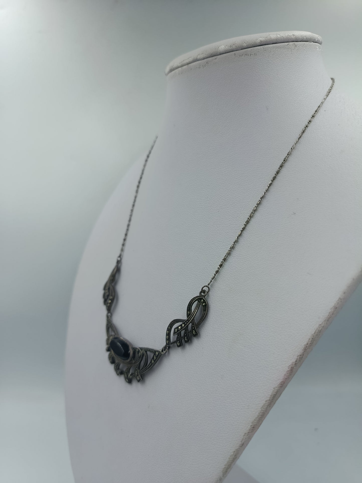 925 Silberkette mit schwarzem Stein und Zierverzierungen