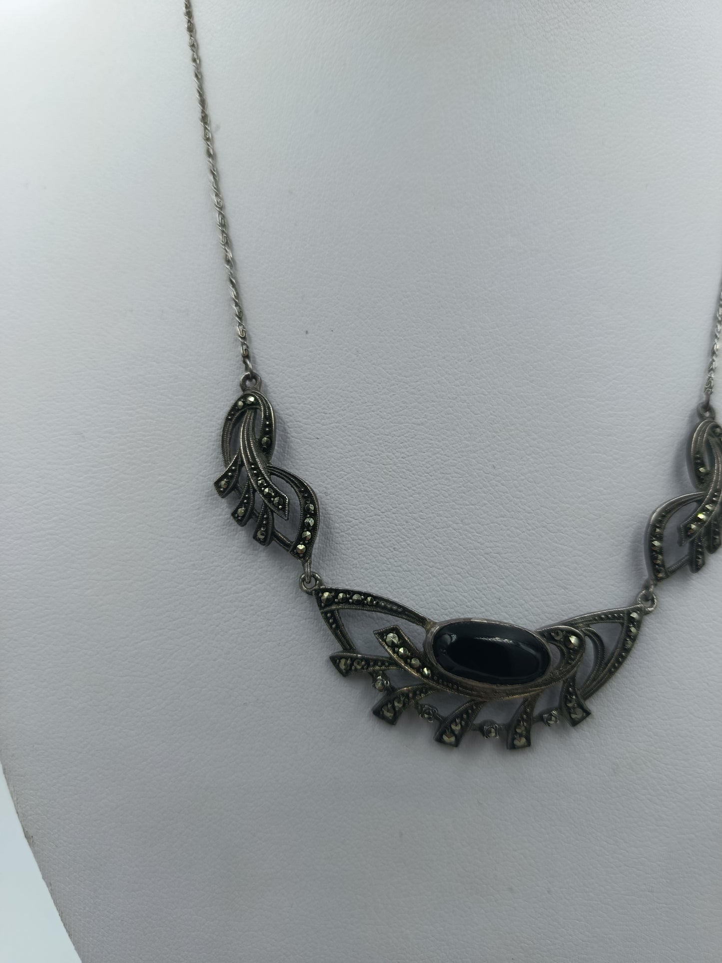 925 Silberkette mit schwarzem Stein und Zierverzierungen