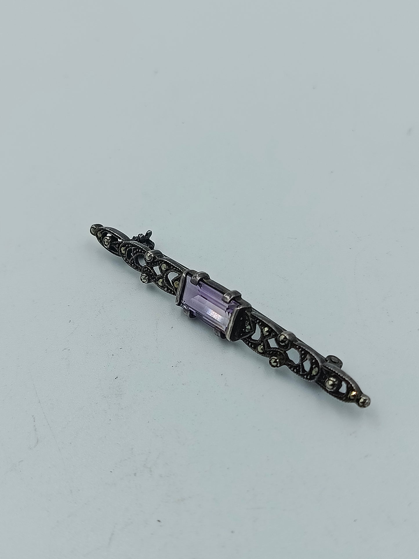 925 Silber Brosche mit lila Stein und Markasiten