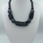 Schwarze Designer Halskette mit runden und gedrehten Perlen im modernen Statement Look