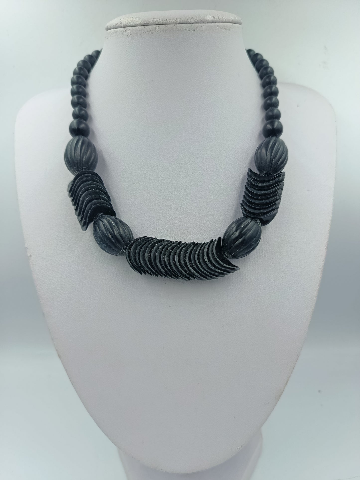 Schwarze Designer Halskette mit runden und gedrehten Perlen im modernen Statement Look