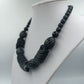 Schwarze Designer Halskette mit runden und gedrehten Perlen im modernen Statement Look