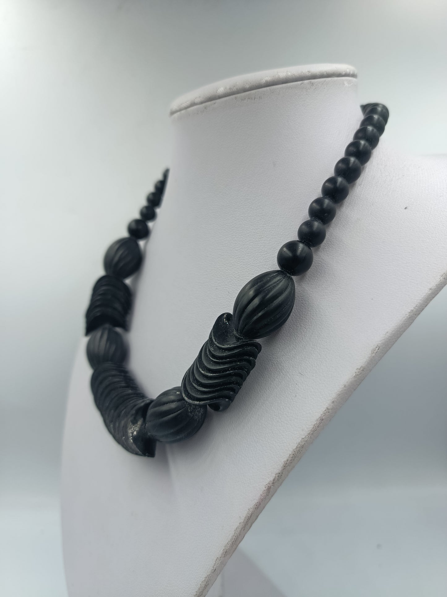 Schwarze Designer Halskette mit runden und gedrehten Perlen im modernen Statement Look