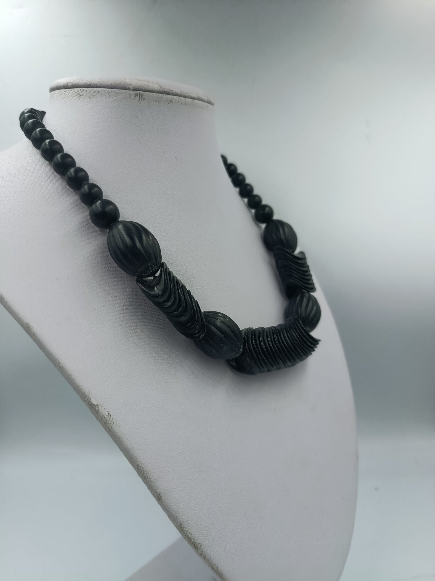 Schwarze Designer Halskette mit runden und gedrehten Perlen im modernen Statement Look