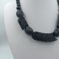 Schwarze Designer Halskette mit runden und gedrehten Perlen im modernen Statement Look