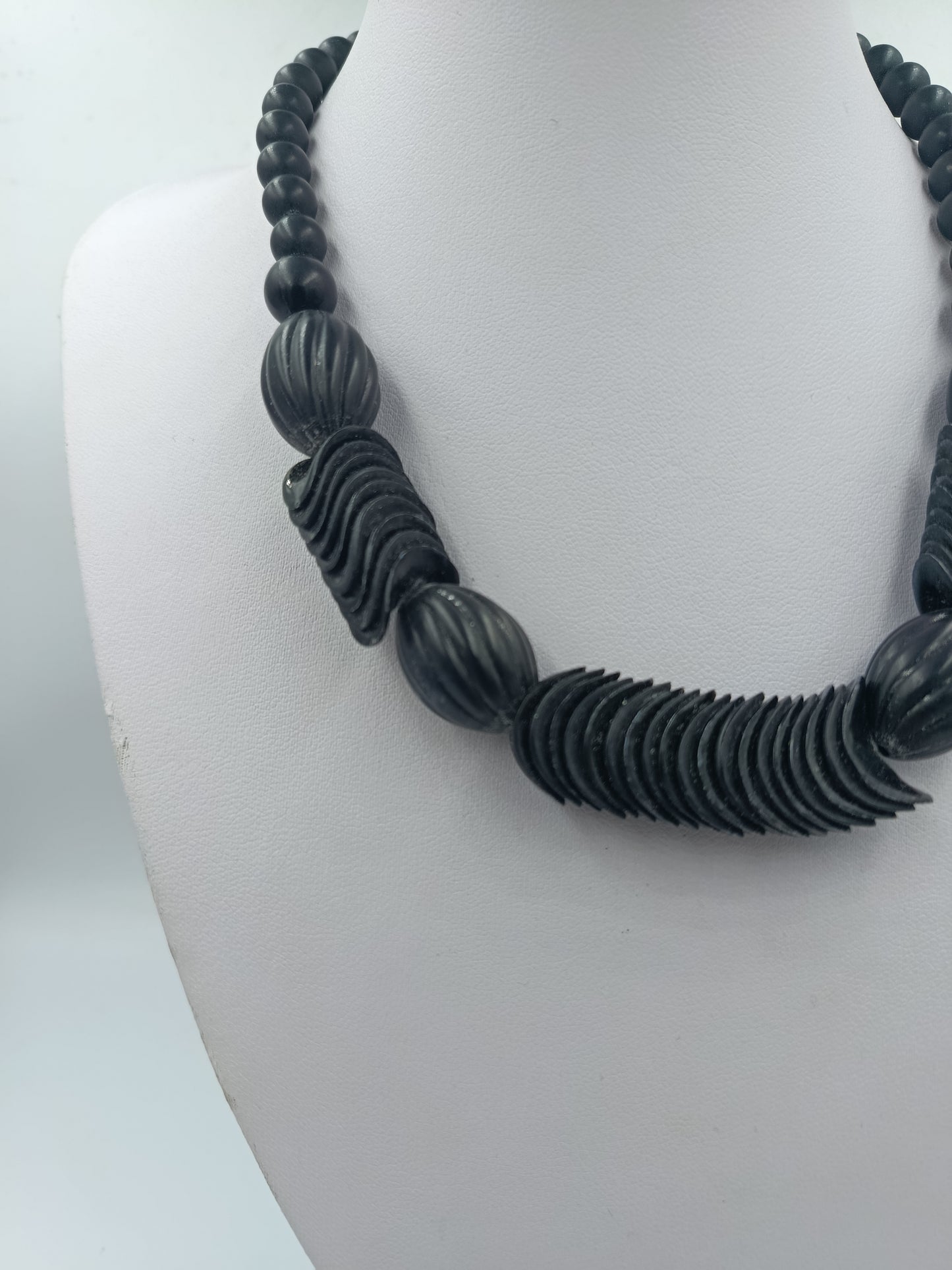 Schwarze Designer Halskette mit runden und gedrehten Perlen im modernen Statement Look