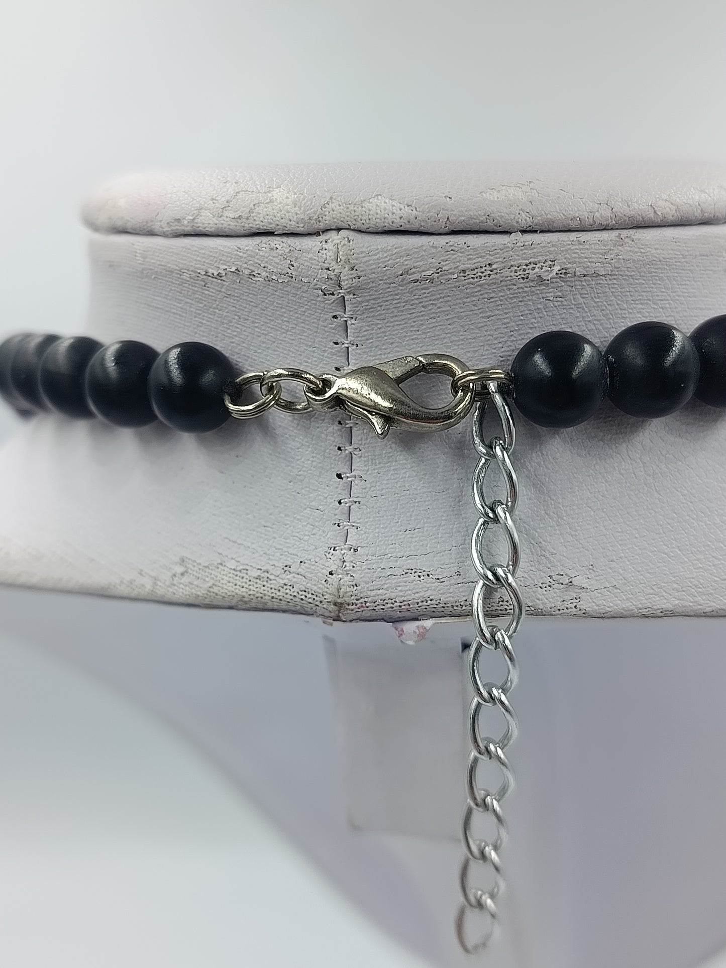 Schwarze Designer Halskette mit runden und gedrehten Perlen im modernen Statement Look