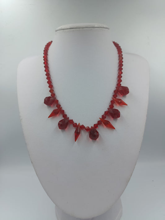 Rote Glasperlen Halskette mit facettierten Tropfen im auffälligen Vintage Stil