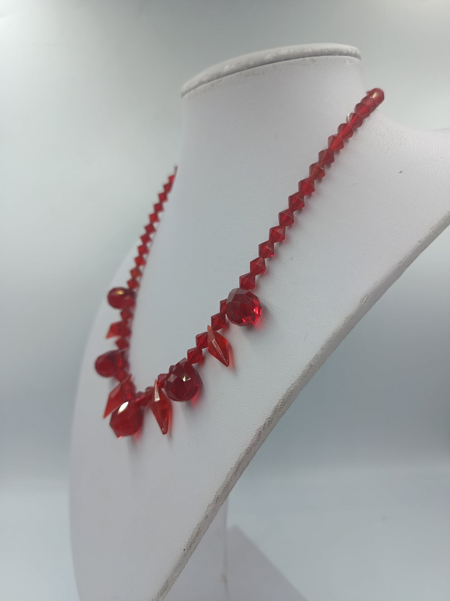 Rote Glasperlen Halskette mit facettierten Tropfen im auffälligen Vintage Stil