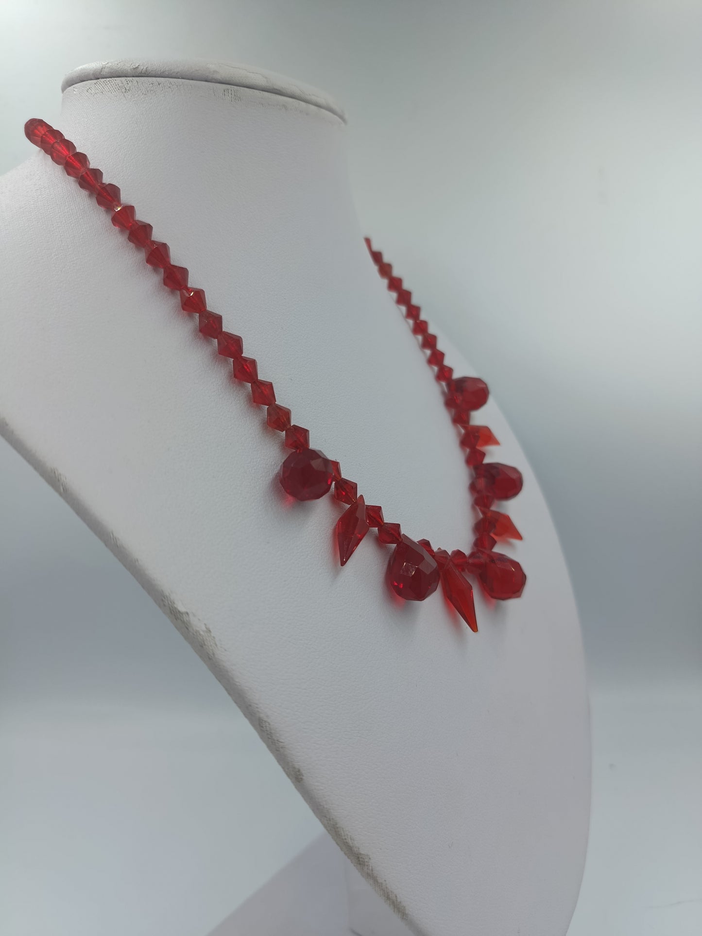 Rote Glasperlen Halskette mit facettierten Tropfen im auffälligen Vintage Stil
