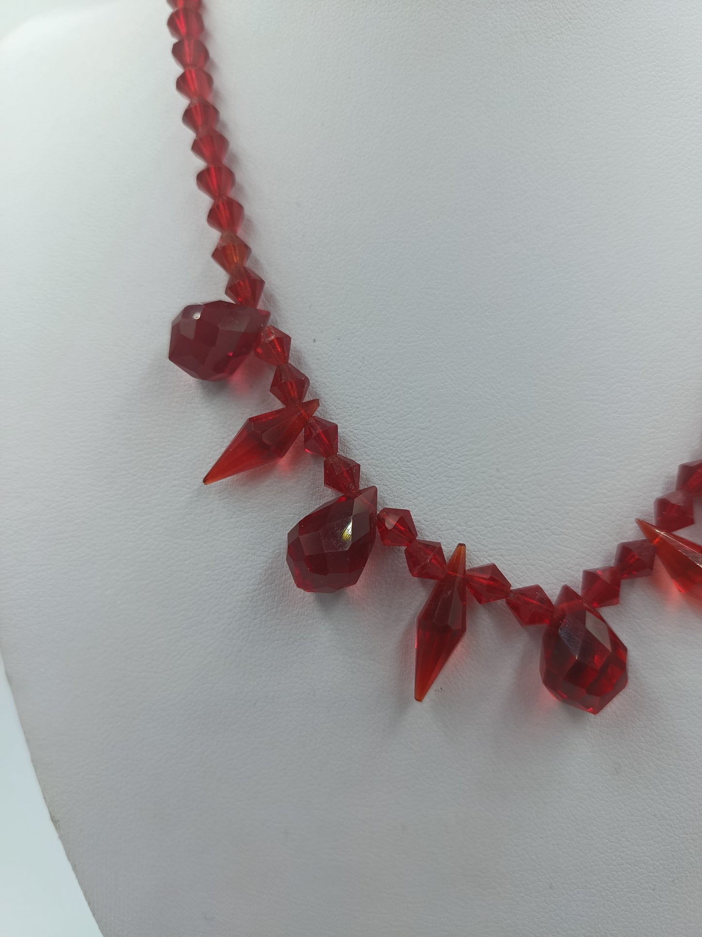 Rote Glasperlen Halskette mit facettierten Tropfen im auffälligen Vintage Stil