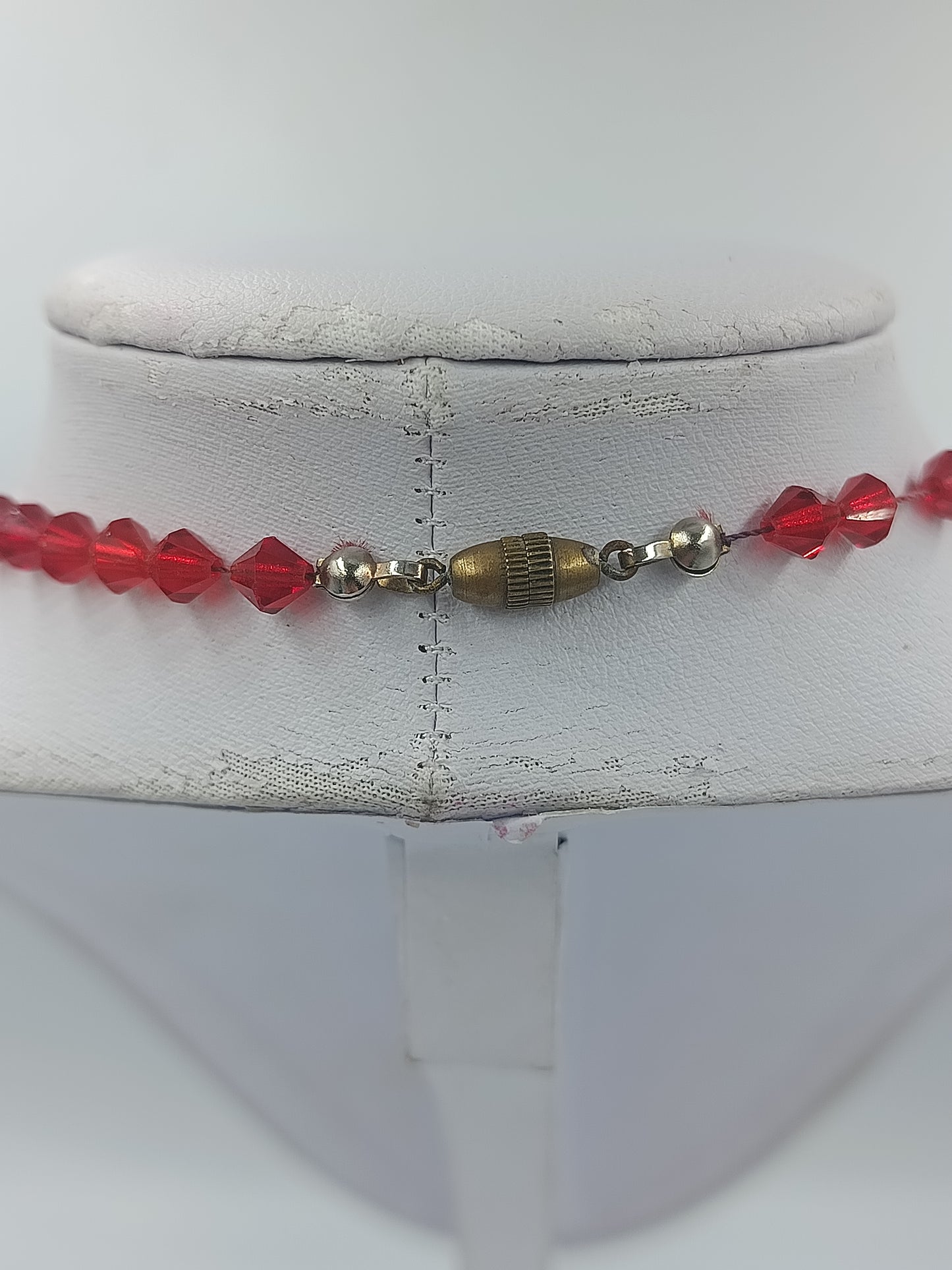 Rote Glasperlen Halskette mit facettierten Tropfen im auffälligen Vintage Stil