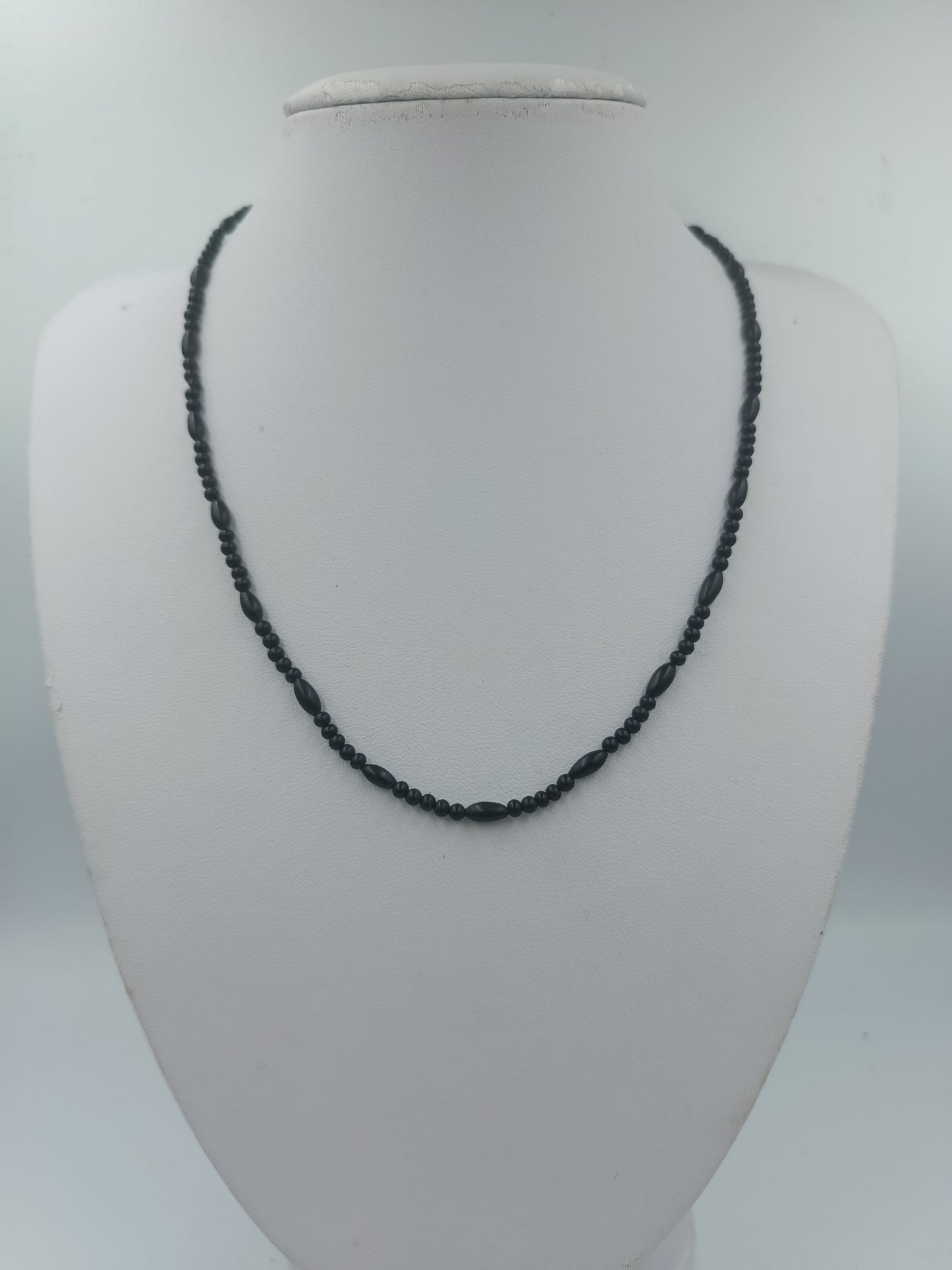 Feine schwarze Perlenkette mit goldfarbenen Akzenten im eleganten minimalistischen Design