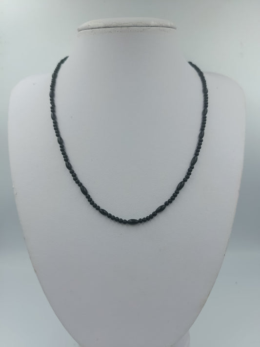 Feine schwarze Perlenkette mit goldfarbenen Akzenten im eleganten minimalistischen Design