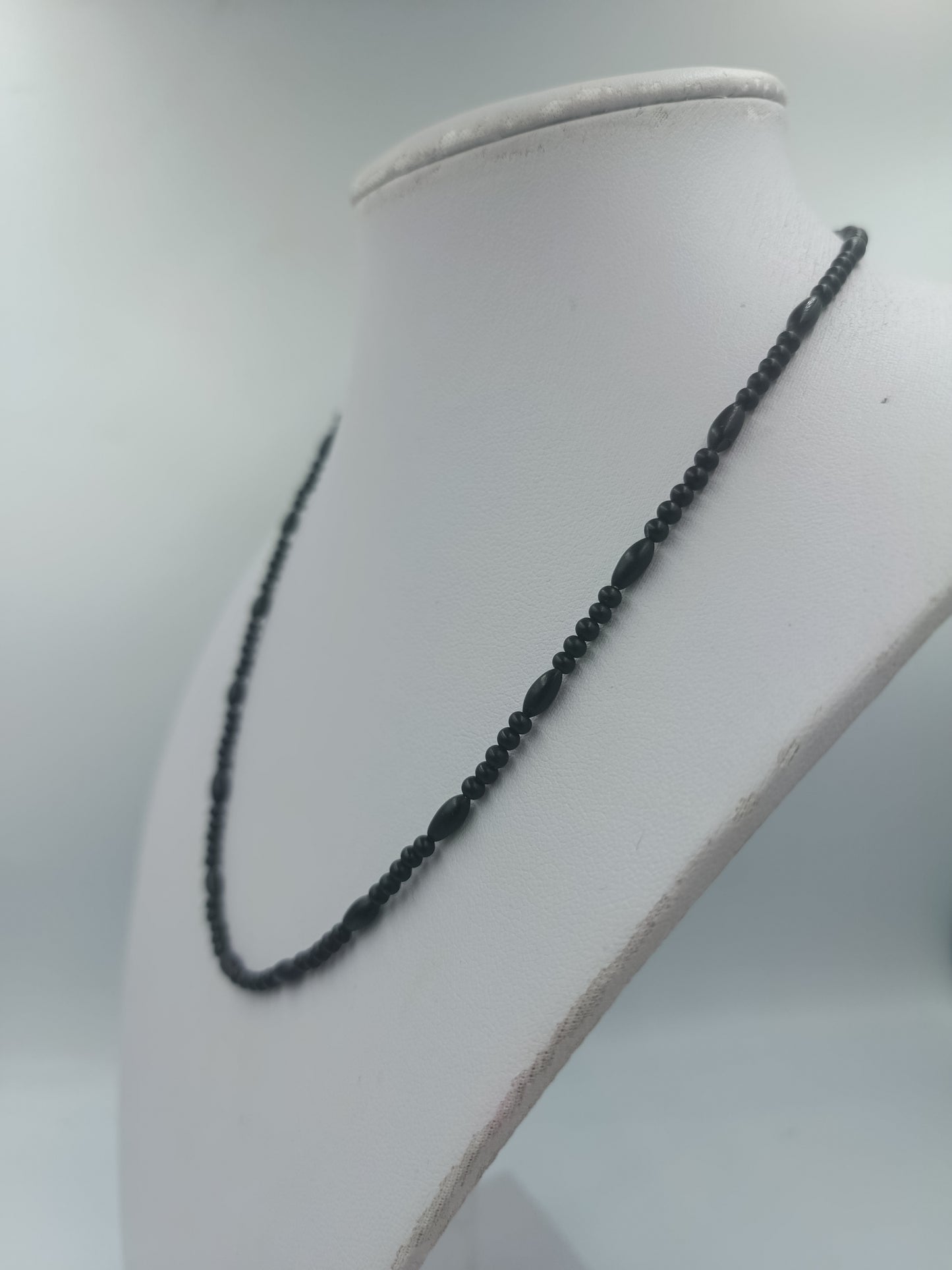 Feine schwarze Perlenkette mit goldfarbenen Akzenten im eleganten minimalistischen Design