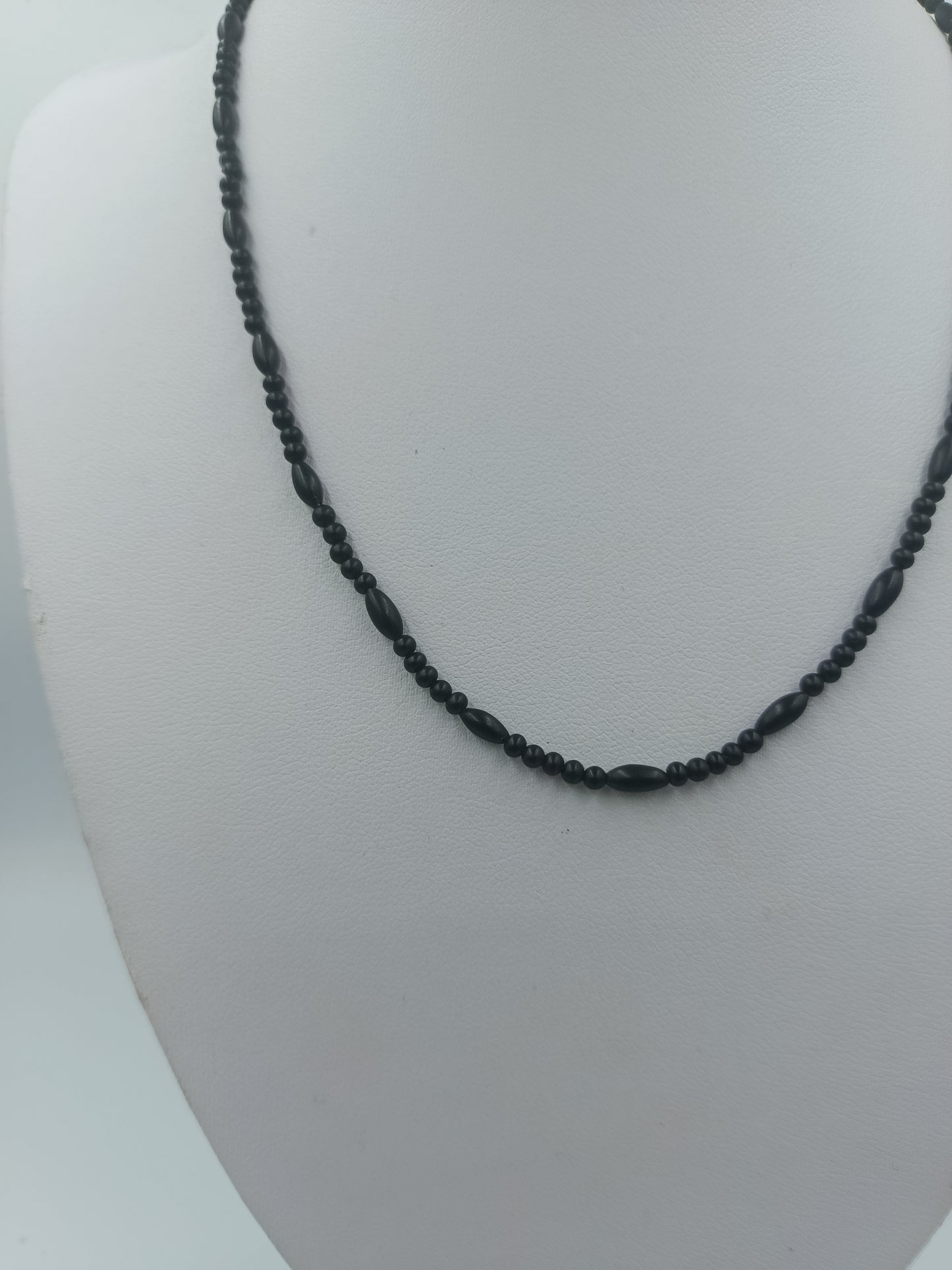 Feine schwarze Perlenkette mit goldfarbenen Akzenten im eleganten minimalistischen Design