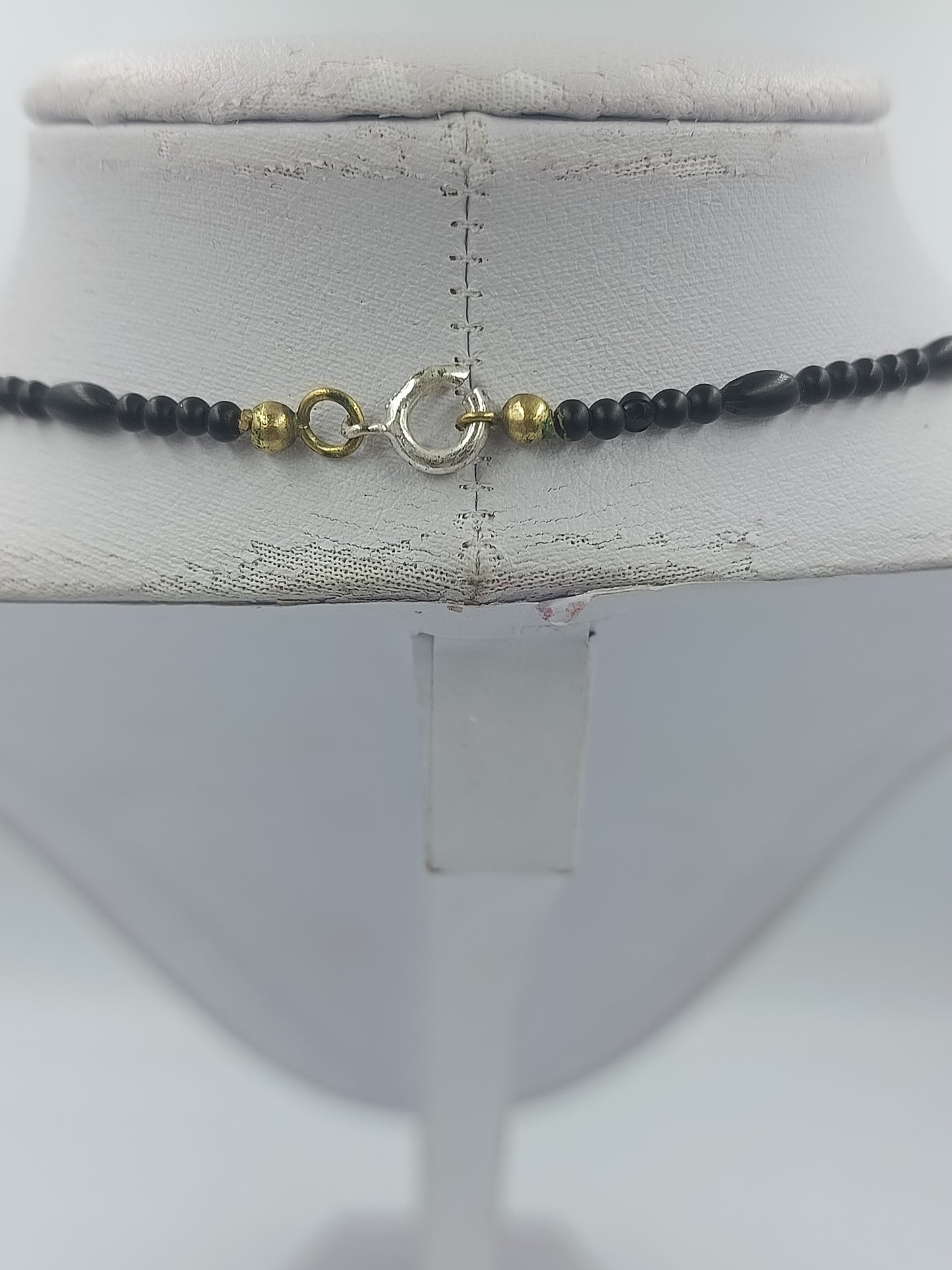 Feine schwarze Perlenkette mit goldfarbenen Akzenten im eleganten minimalistischen Design