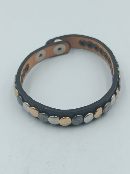 Lederarmband schwarz mit goldfarbenen und silberfarbenen Nieten im modernen Unisex Design
