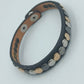 Lederarmband schwarz mit goldfarbenen und silberfarbenen Nieten im modernen Unisex Design