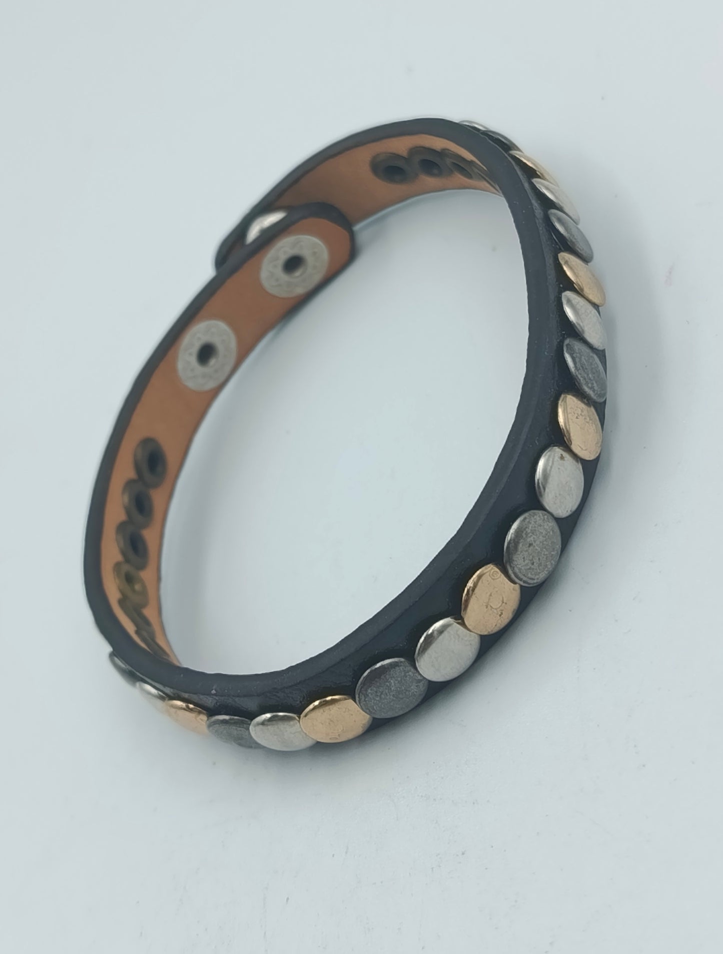 Lederarmband schwarz mit goldfarbenen und silberfarbenen Nieten im modernen Unisex Design