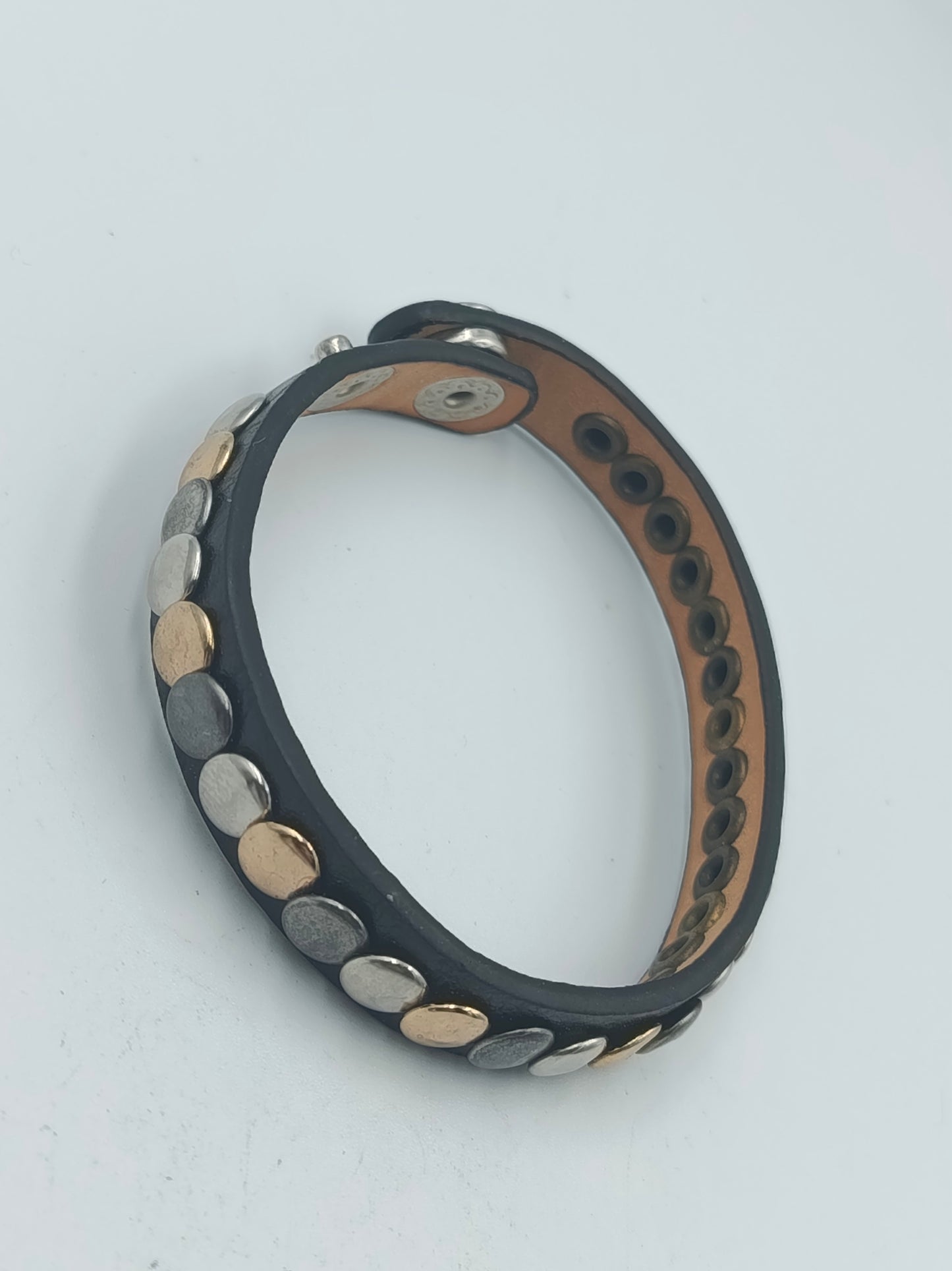 Lederarmband schwarz mit goldfarbenen und silberfarbenen Nieten im modernen Unisex Design