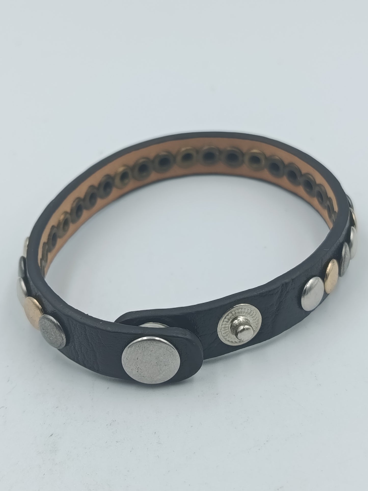 Lederarmband schwarz mit goldfarbenen und silberfarbenen Nieten im modernen Unisex Design