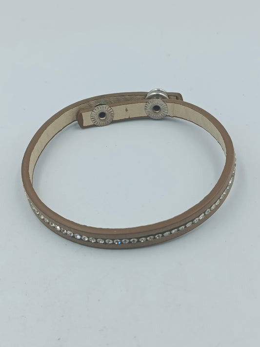 Beiges Lederarmband mit Strasssteinen und Druckknopfverschluss elegant und modern