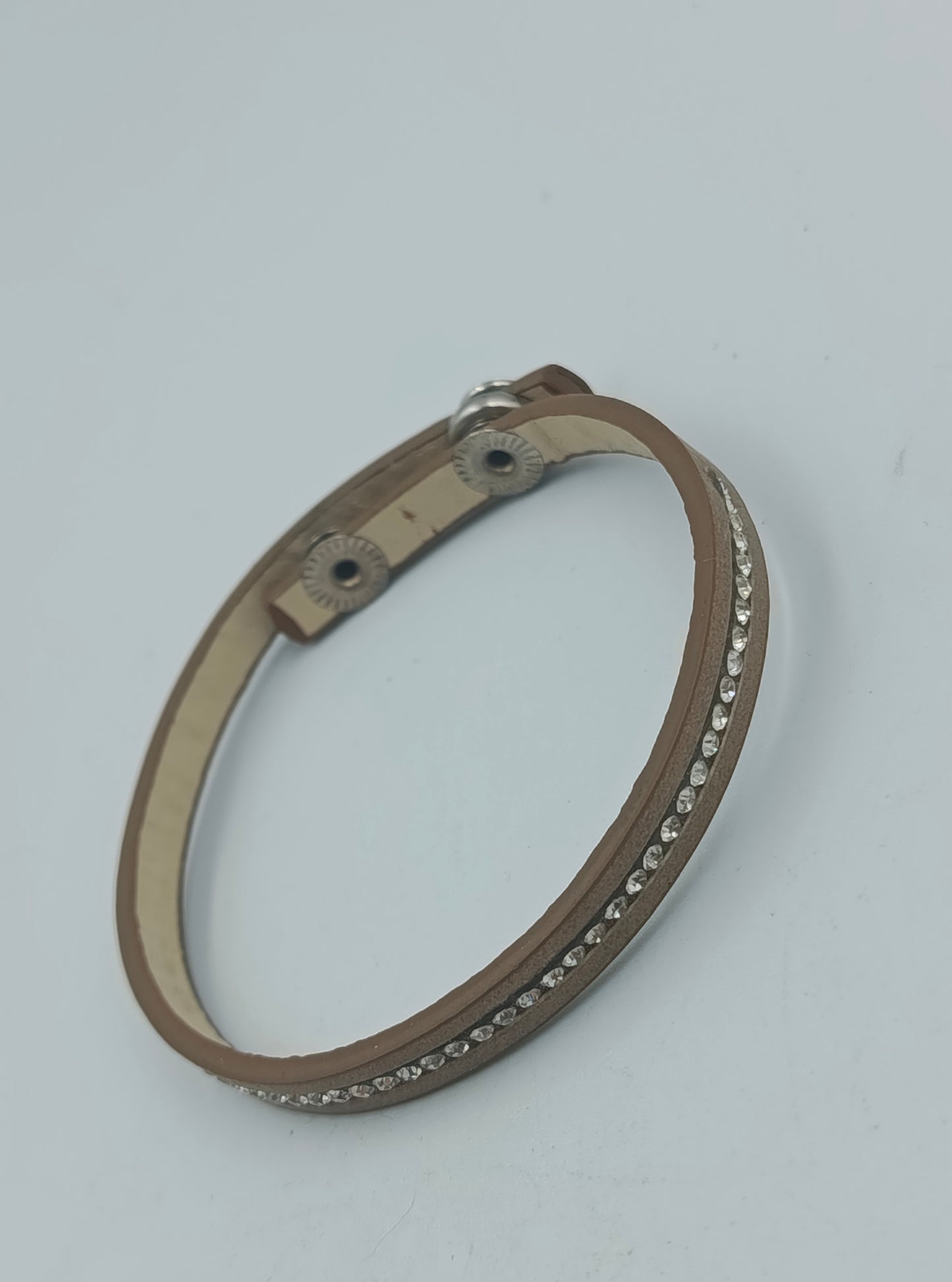 Beiges Lederarmband mit Strasssteinen und Druckknopfverschluss elegant und modern