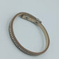 Beiges Lederarmband mit Strasssteinen und Druckknopfverschluss elegant und modern