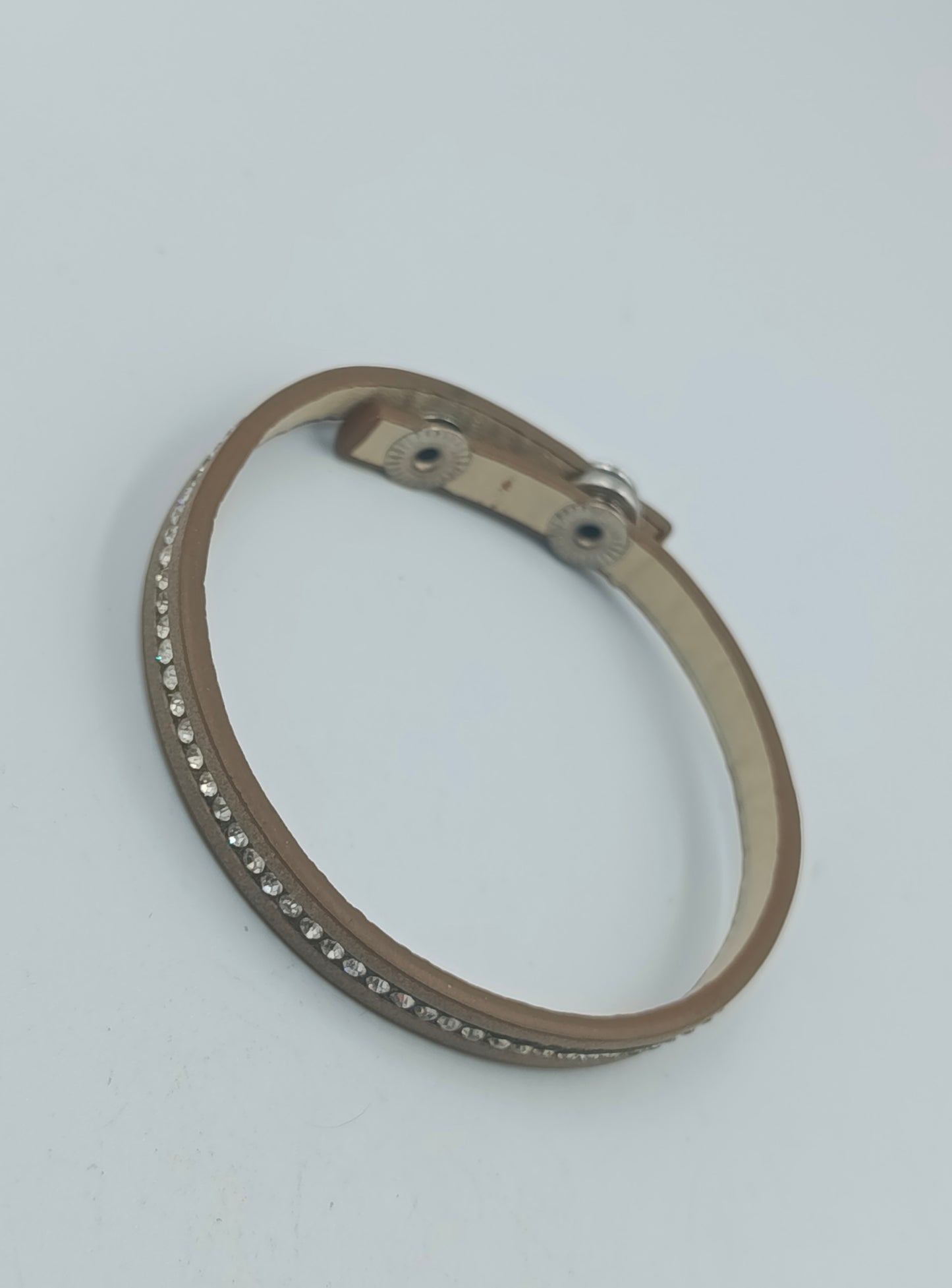 Beiges Lederarmband mit Strasssteinen und Druckknopfverschluss elegant und modern