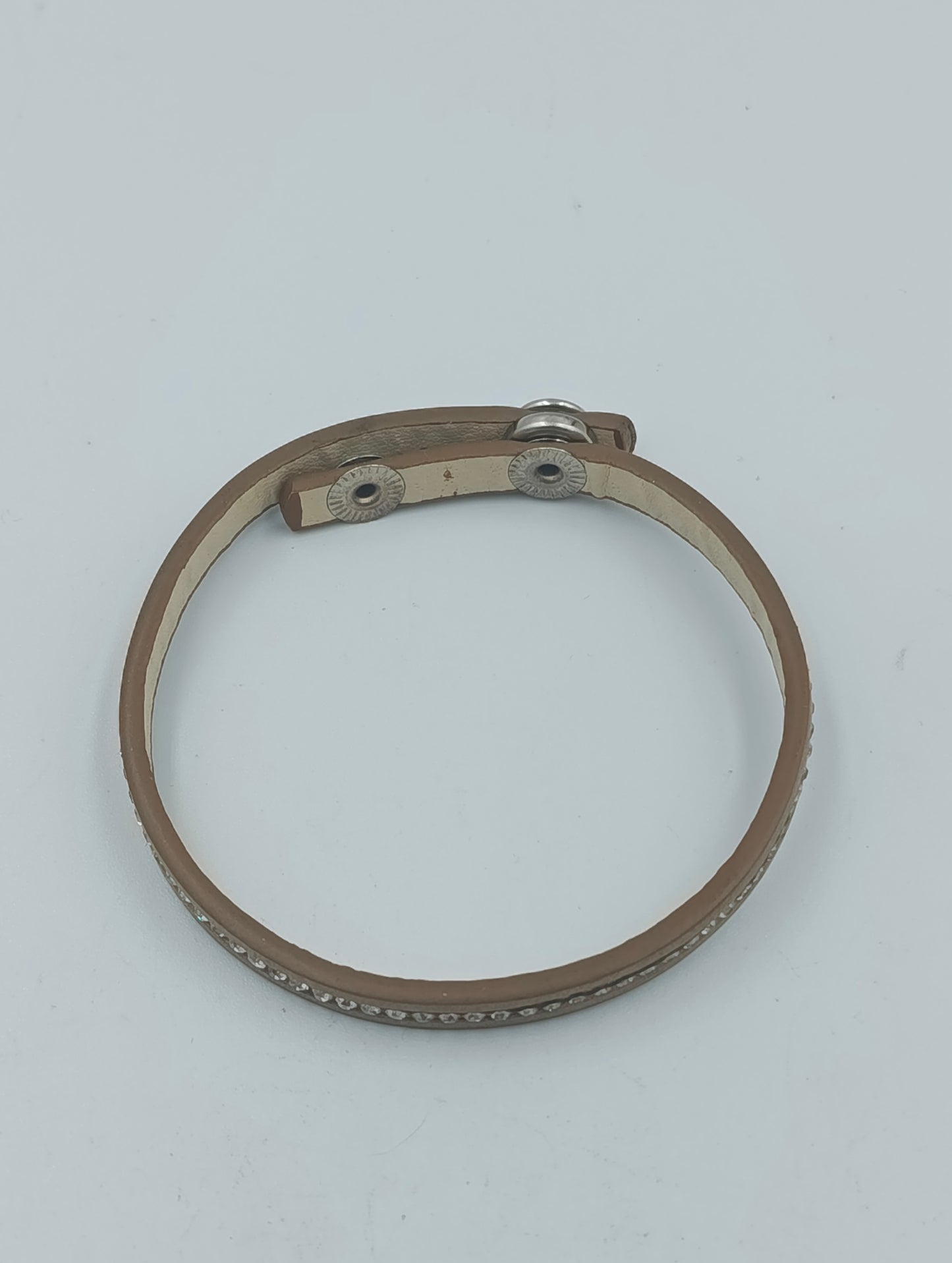 Beiges Lederarmband mit Strasssteinen und Druckknopfverschluss elegant und modern
