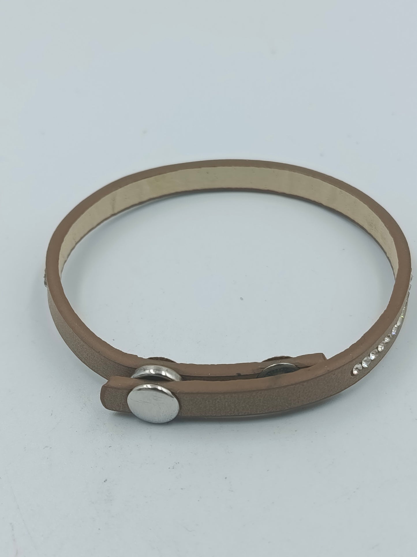 Beiges Lederarmband mit Strasssteinen und Druckknopfverschluss elegant und modern
