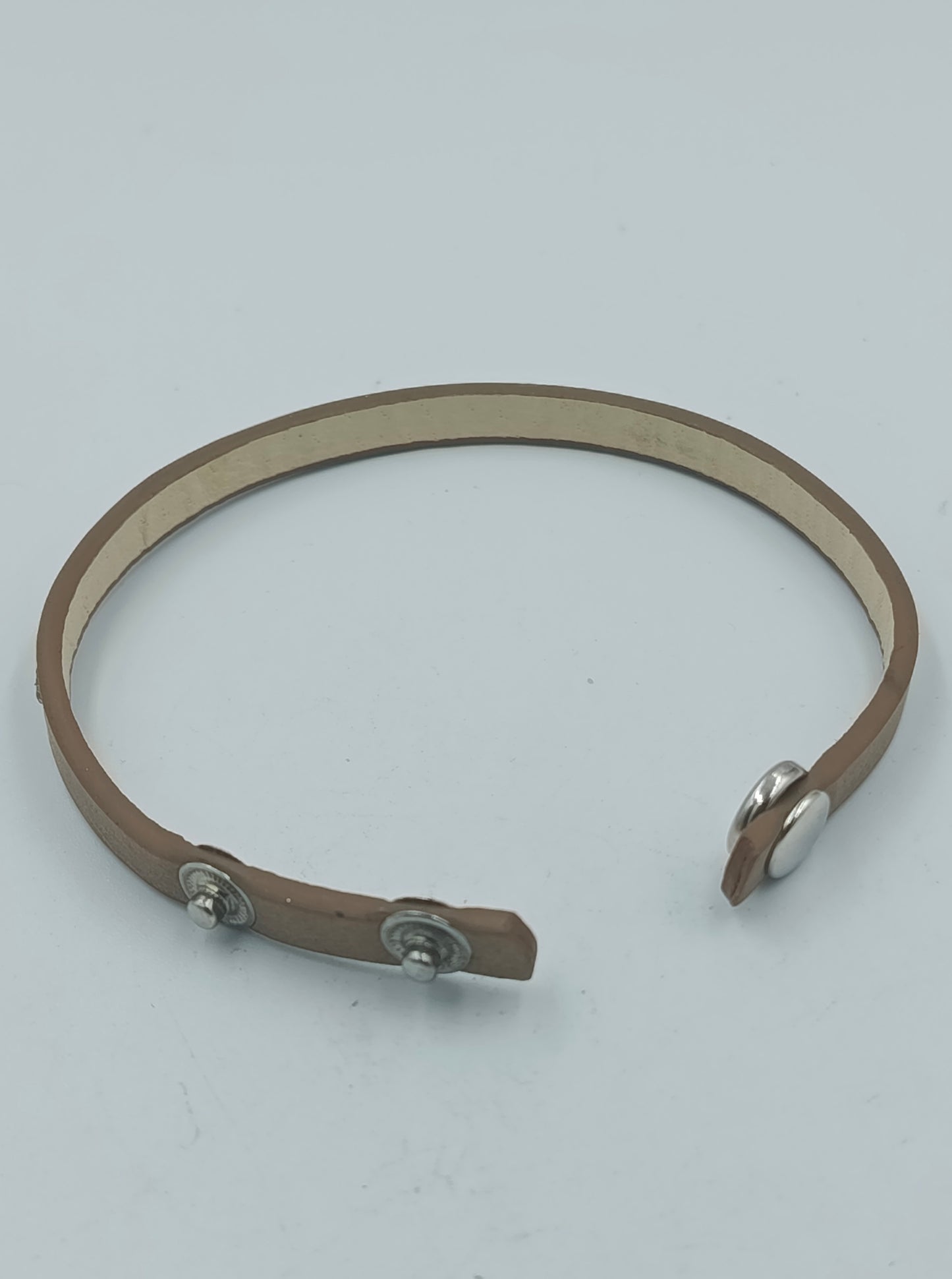 Beiges Lederarmband mit Strasssteinen und Druckknopfverschluss elegant und modern