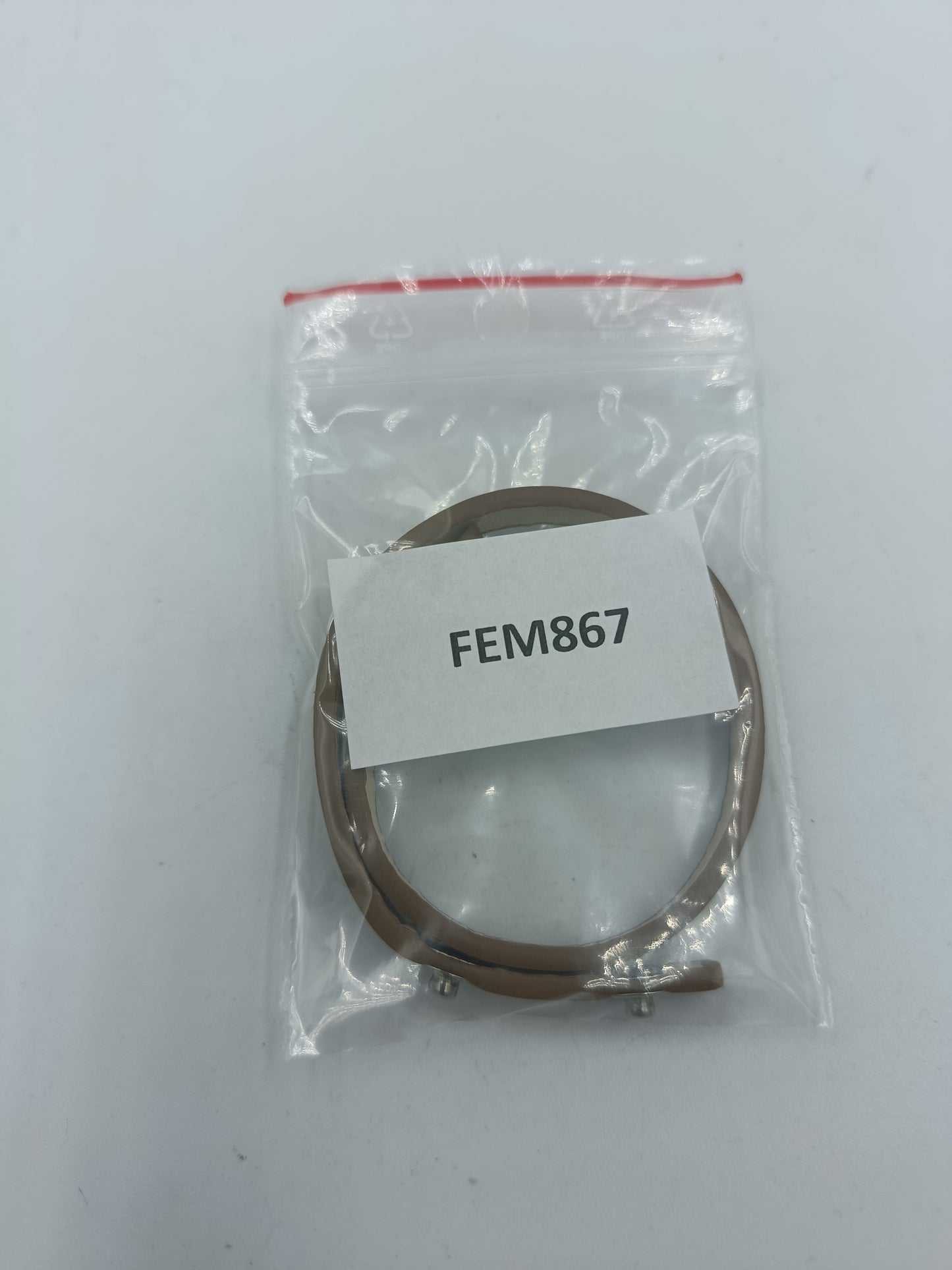 Beiges Lederarmband mit Strasssteinen und Druckknopfverschluss elegant und modern