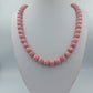 Lange rosa Kugelperlenkette mit marmorierter Struktur im eleganten Vintage Stil