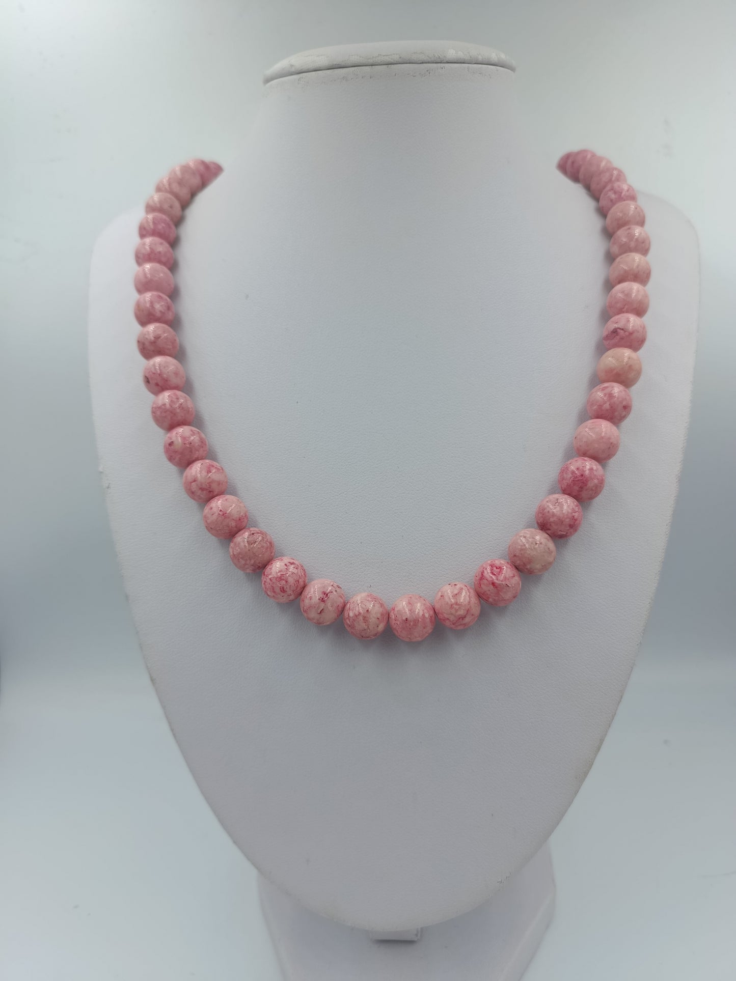 Lange rosa Kugelperlenkette mit marmorierter Struktur im eleganten Vintage Stil