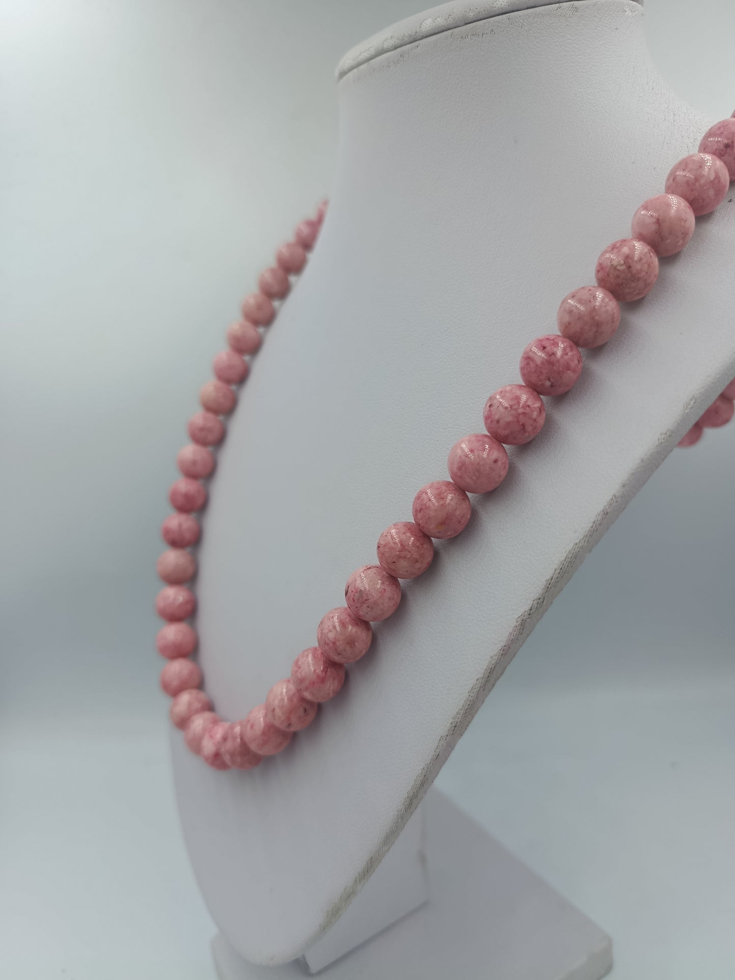 Lange rosa Kugelperlenkette mit marmorierter Struktur im eleganten Vintage Stil