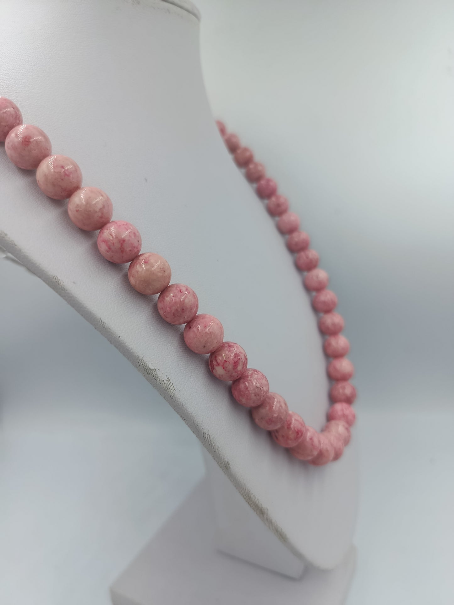 Lange rosa Kugelperlenkette mit marmorierter Struktur im eleganten Vintage Stil