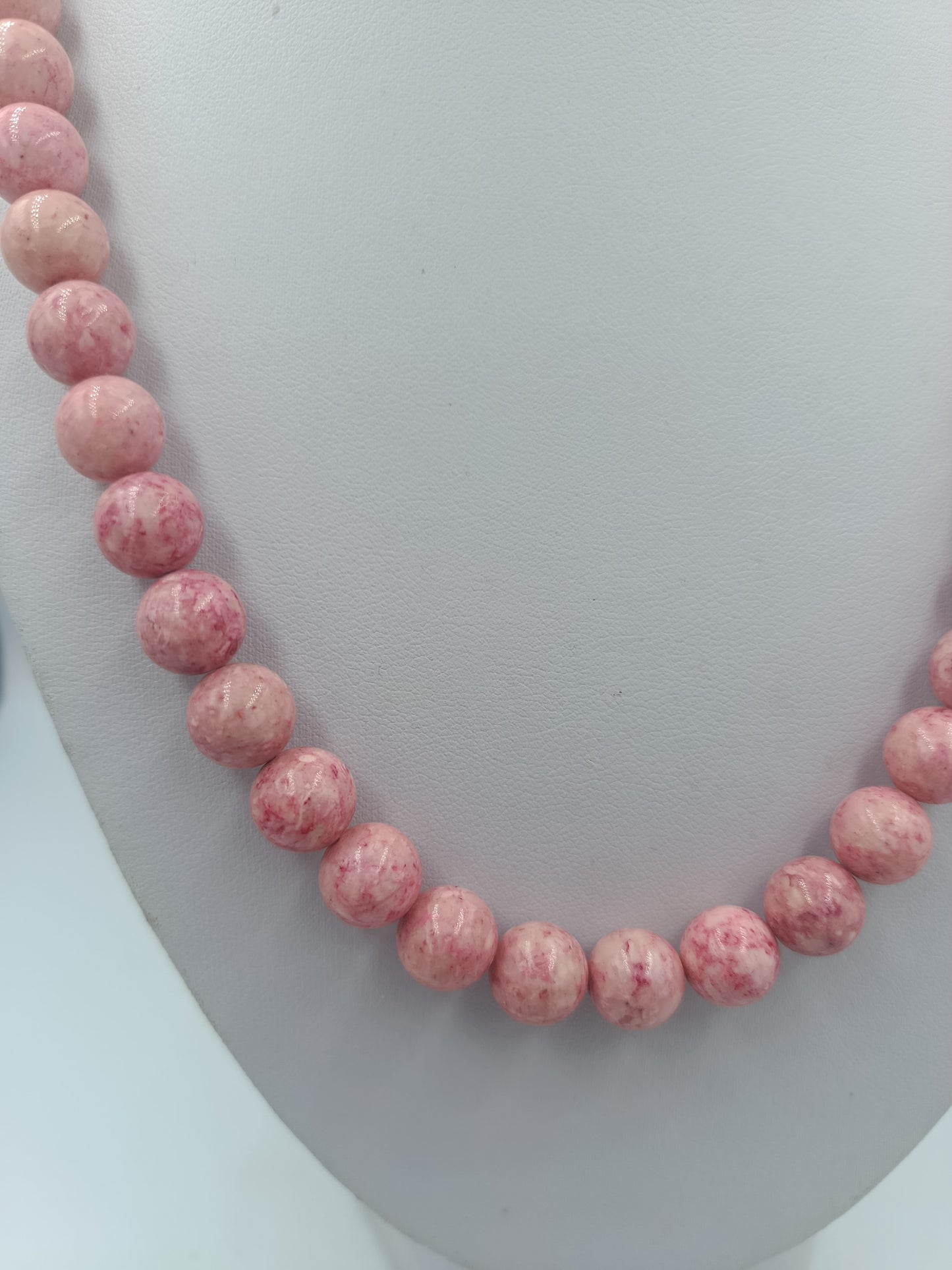 Lange rosa Kugelperlenkette mit marmorierter Struktur im eleganten Vintage Stil