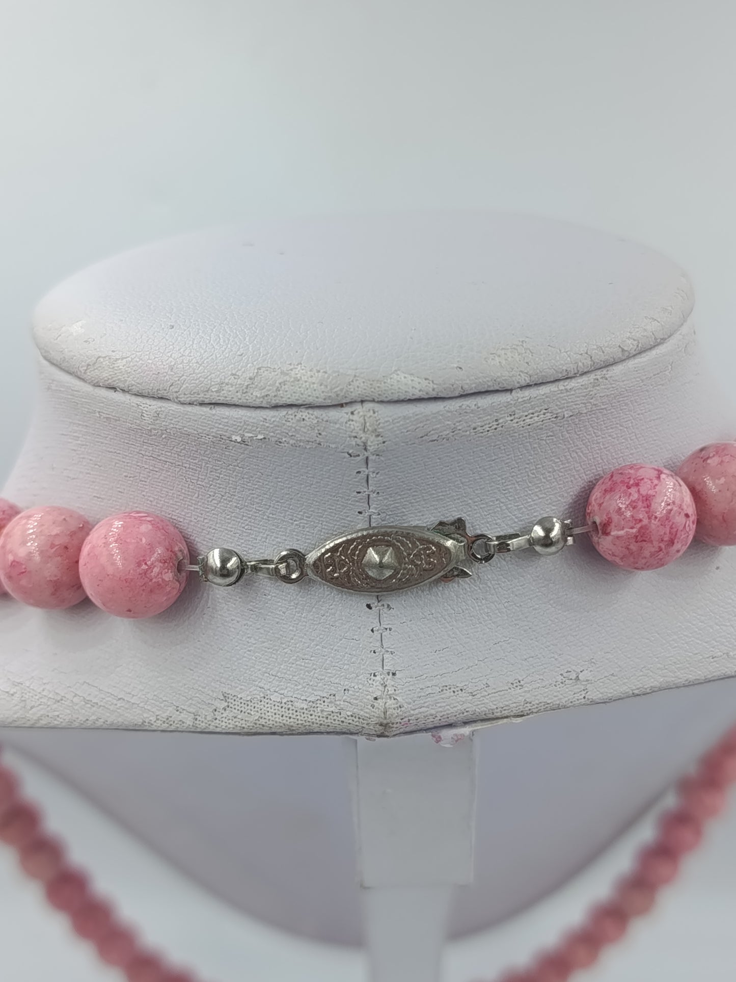 Lange rosa Kugelperlenkette mit marmorierter Struktur im eleganten Vintage Stil