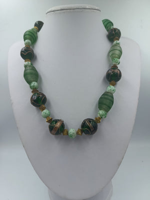 Grüne Glasperlenkette mit goldfarbenen Akzenten im Vintage Boho Stil