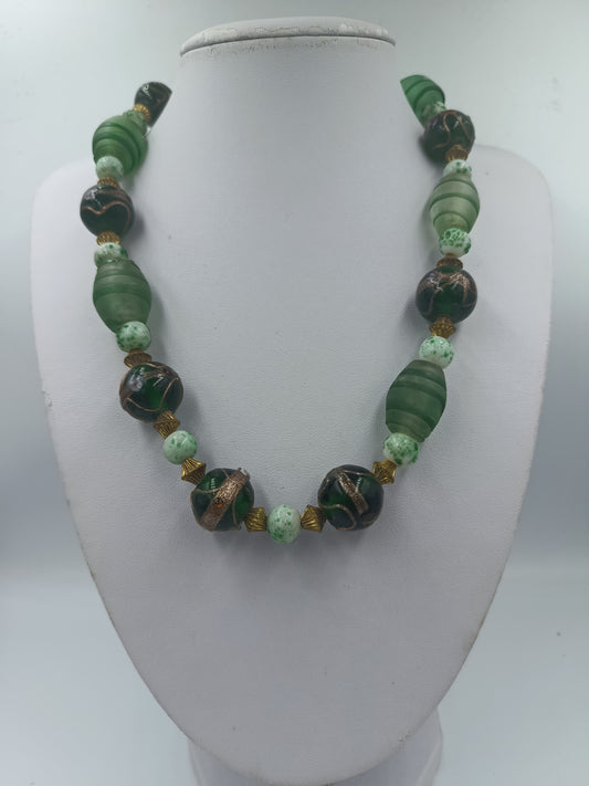 Grüne Glasperlenkette mit goldfarbenen Akzenten im Vintage Boho Stil