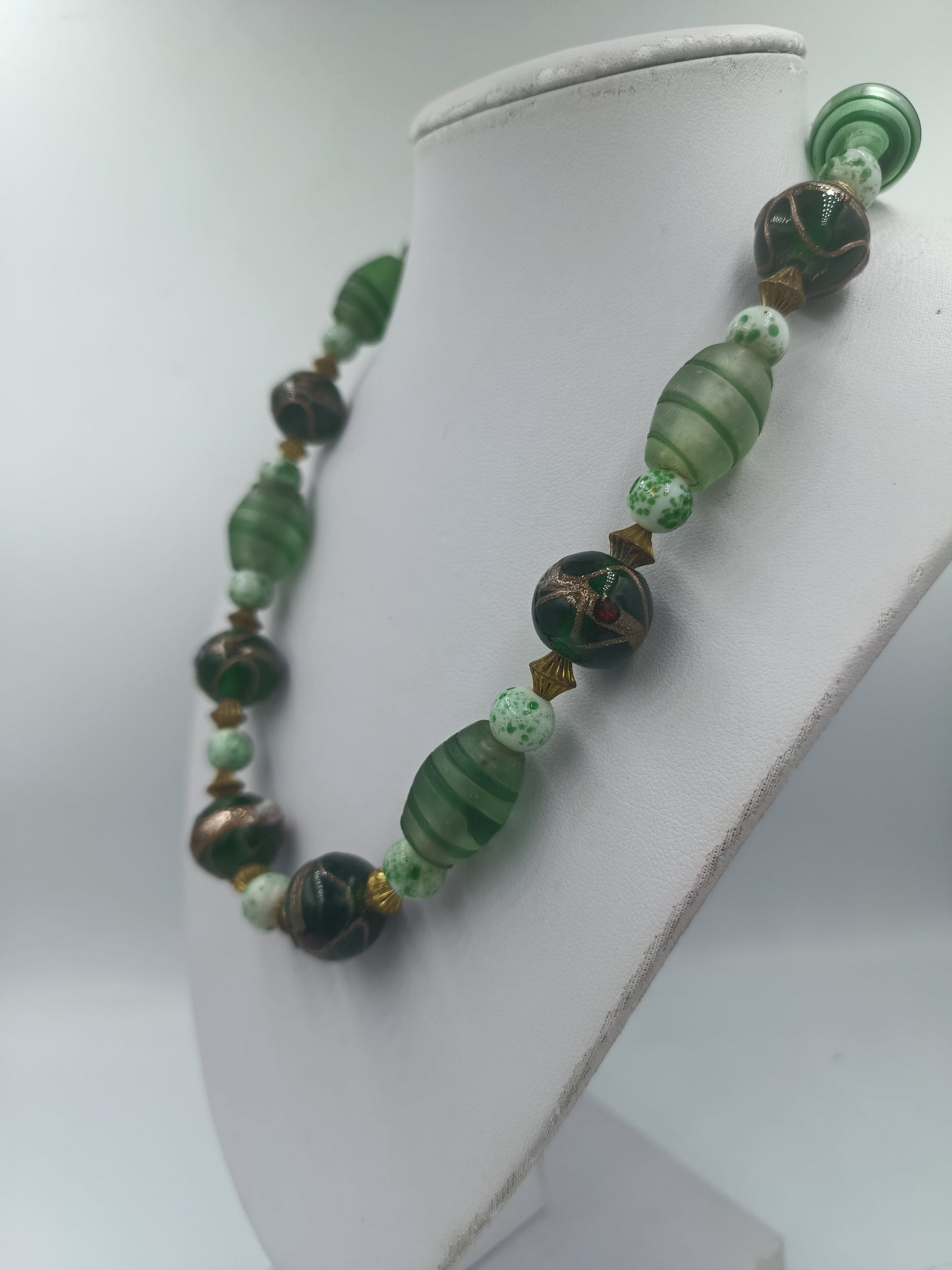 Grüne Glasperlenkette mit goldfarbenen Akzenten im Vintage Boho Stil